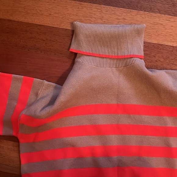 Woman’s sweater - Picture 2 of 3